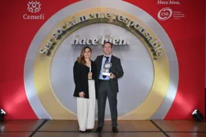 Representantes de AJEMEX recibieron el Distintivo ESR 2026 durante ceremonia en Ciudad de México.