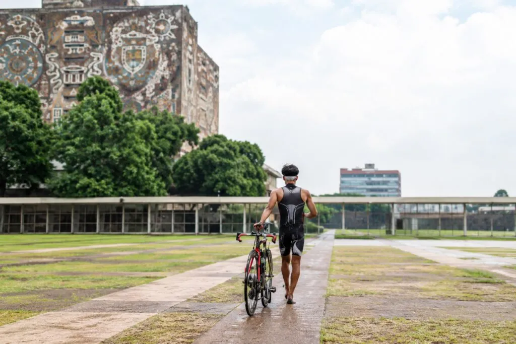 Alumno de Economía de la UNAM compite en Mundial de triatlón y fortalece el deporte universitario mexicano