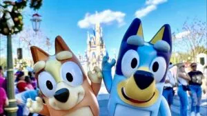 Bluey llega a Disney World con experiencias temáticas y fortalece el mercado infantil global.
