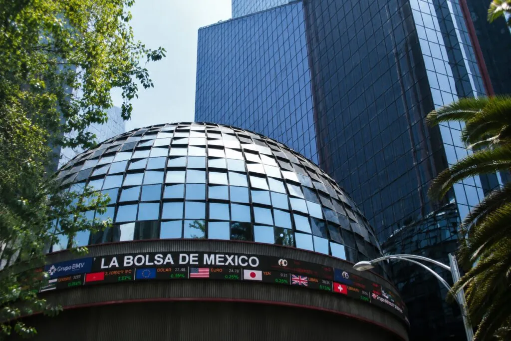 Bolsa mexicana con retrocesos en el S&P BMV IPC ante volatilidad financiera y presión internacional
