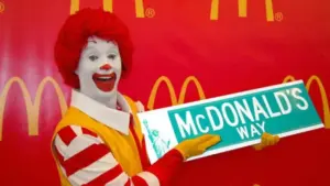 Ronald McDonald vuelve como estrategia de nostalgia y marketing para McDonald’s.