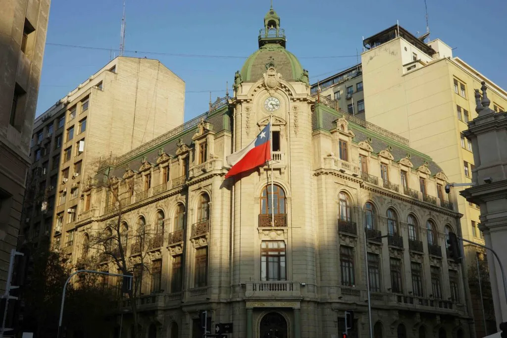 Economía de Chile afectada por desaceleración, caída del PIB y menor inversión en mercados emergentes