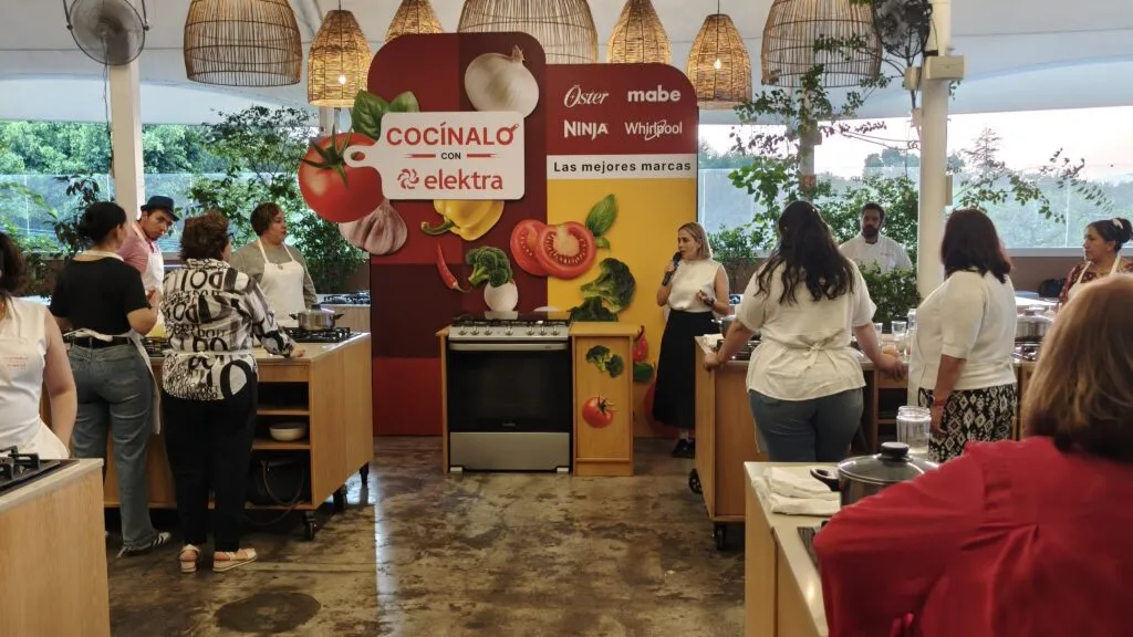 Elektra reúne familias mexicanas en experiencia culinaria con electrodomésticos y celebración del Día de las Madres