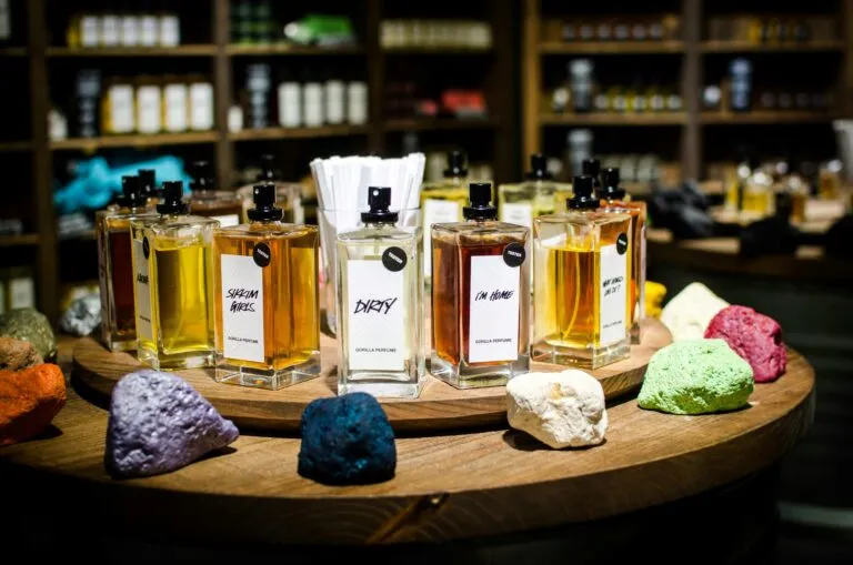 Perfume orgánico personalizado con ingredientes naturales y producción artesanal sostenible en Estados Unidos