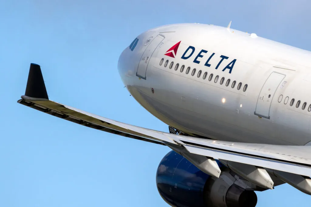 Delta Air Lines lidera el mercado aéreo global gracias a su red de rutas y operación internacional.