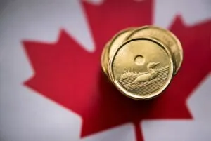 El dólar canadiense retrocede mientras suben los rendimientos de bonos y el precio internacional del petróleo