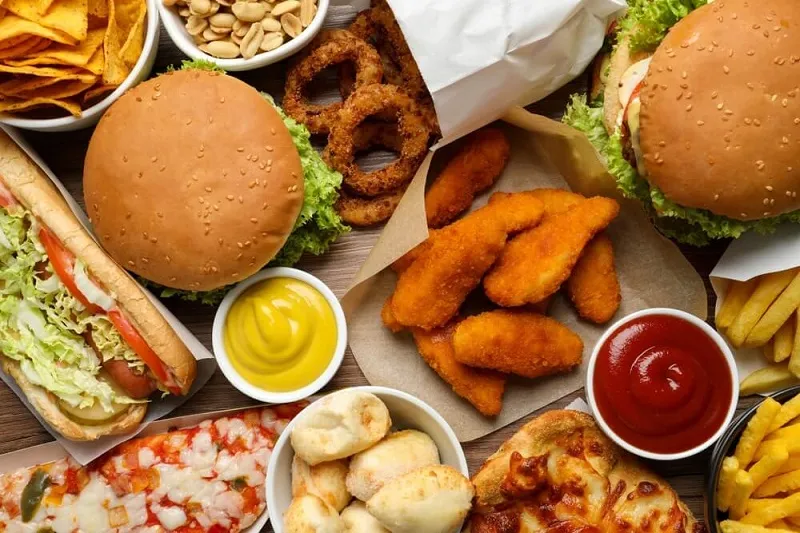 Fast food impulsa el mercado global mediante delivery, tecnología y consumo rápido digital.