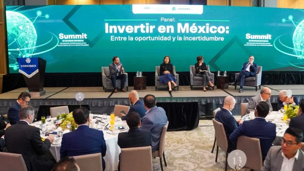 Retos para el nearshoring en México analizados con participación de Banco Azteca y líderes empresariales