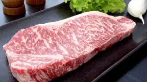 Carne Kobe certificada destaca por su exclusividad, marmoleo y valor dentro de la gastronomía premium.