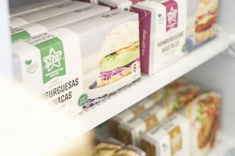 Comida vegana congelada gana popularidad gracias a consumidores jóvenes y tendencia plant based.