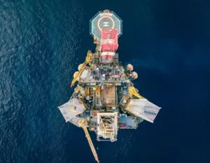 Petróleo con alza cercana a 3% por tensiones entre Estados Unidos e Irán