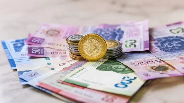 Peso mexicano frente al dólar con estabilidad en mercados y expectativas monetarias en EU