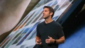 John Ternus asumirá como CEO de Apple tras la salida de Tim Cook después de casi 15 años al frente de la compañía.