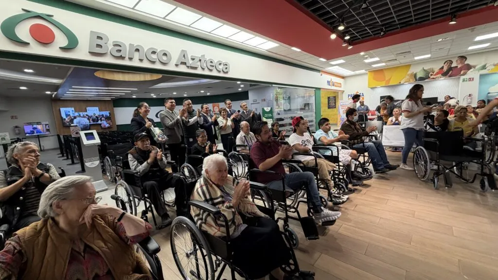 Banco Azteca entrega 200 sillas de ruedas en CDMX