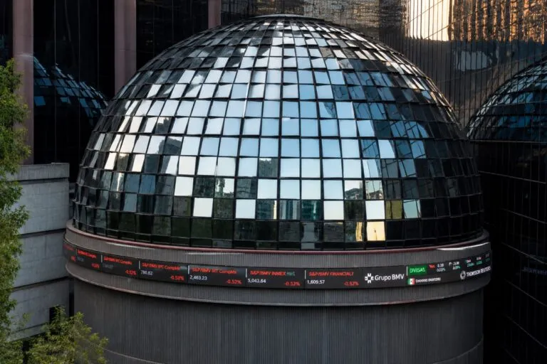 Bolsa mexicana registra baja moderada por riesgos geopolíticos en Oriente Medio y cautela de inversionistas