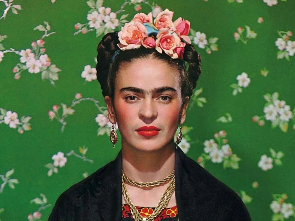 Frida Kahlo se convirtió en una marca global que conecta arte, turismo, moda y cultura mexicana.