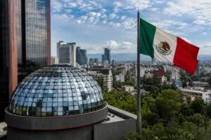 Riesgo país de México con enfoque en déficit fiscal, bajo crecimiento y confianza de inversionistas.
