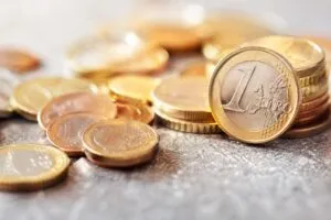 Dólar refugio fortalece su posición mientras el euro cae a mínimos del año en medio de volatilidad financiera global