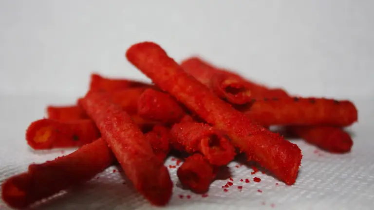 Flamin' Hot y Takis Fuego protagonizan una de las rivalidades más importantes de la industria de snacks.