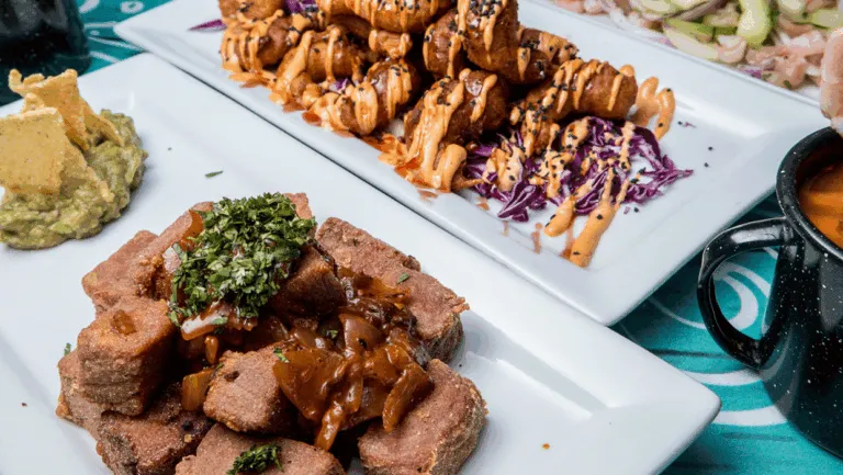 Las Hijas de la Tostada destacan por combinar gastronomía mexicana contemporánea y una fuerte identidad visual.