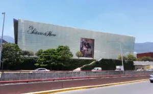 Liverpool, Palacio de Hierro y Sears enfrentan cambios en los hábitos de consumo de los mexicanos.