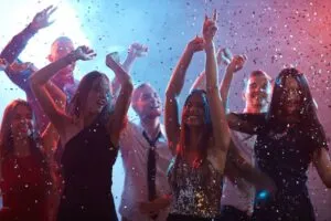 Jóvenes participan en actividades wellness, fitness y comunidad en lugar de entretenimiento nocturno tradicional.