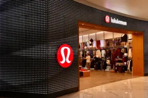 Lululemon lidera el mercado de athleisure gracias a su enfoque en yoga, bienestar y moda deportiva premium.
