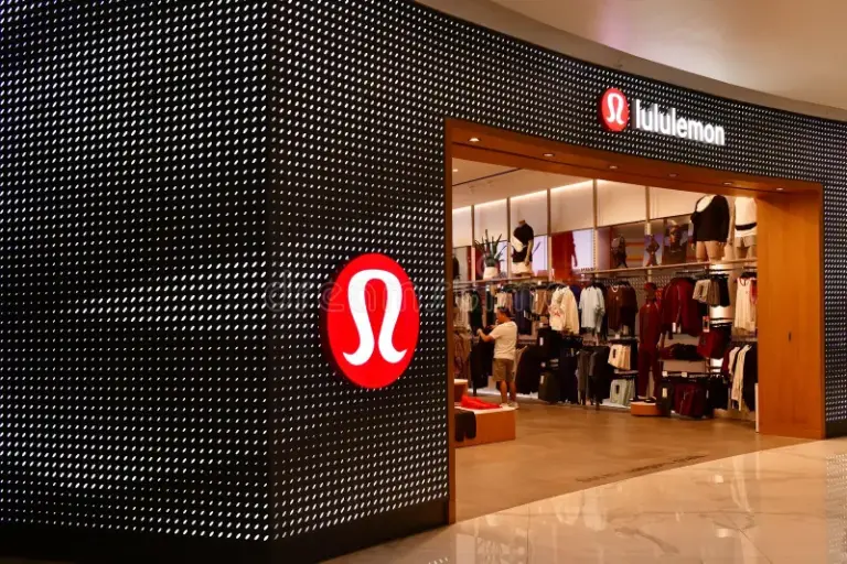 Lululemon lidera el mercado de athleisure gracias a su enfoque en yoga, bienestar y moda deportiva premium.