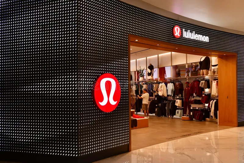Lululemon lidera el mercado de athleisure gracias a su enfoque en yoga, bienestar y moda deportiva premium.