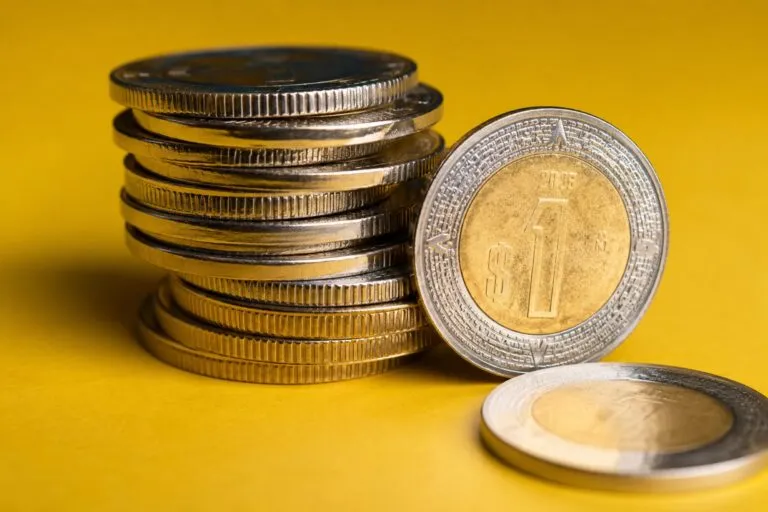 Peso mexicano frente al dólar tras depreciación de 0.05 por ciento y movimientos en los mercados financieros.