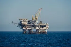 Petróleo Brent modera ganancias tras señales de distensión entre Irán e Israel y mantiene la atención de los mercados energéticos