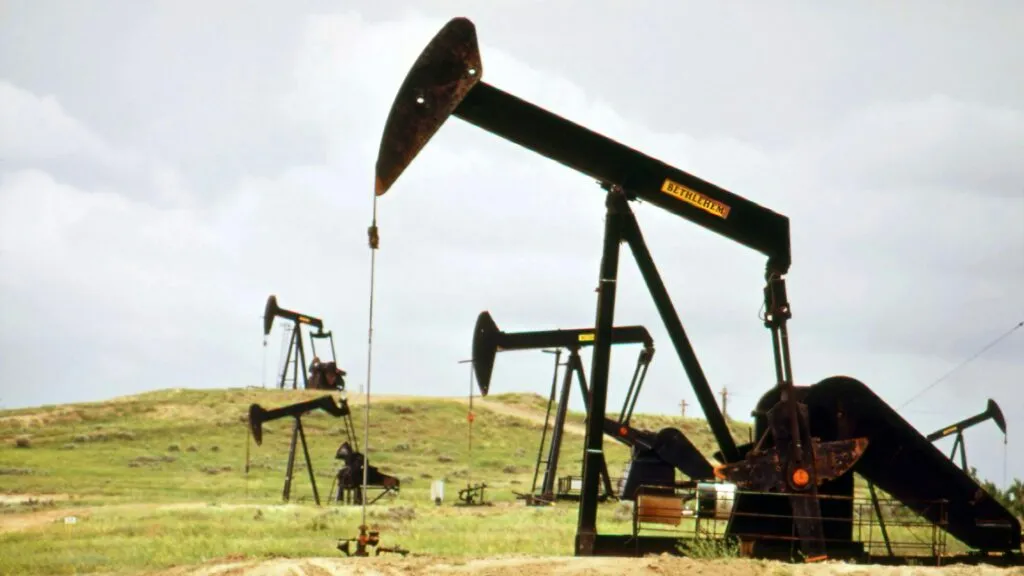 El petróleo retrocede ante expectativas de acuerdo entre Estados Unidos e Irán
