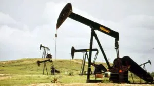 El petróleo retrocede ante expectativas de acuerdo entre Estados Unidos e Irán