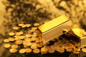 Precio del oro afectado por tasas altas en Estados Unidos y rendimientos del Tesoro