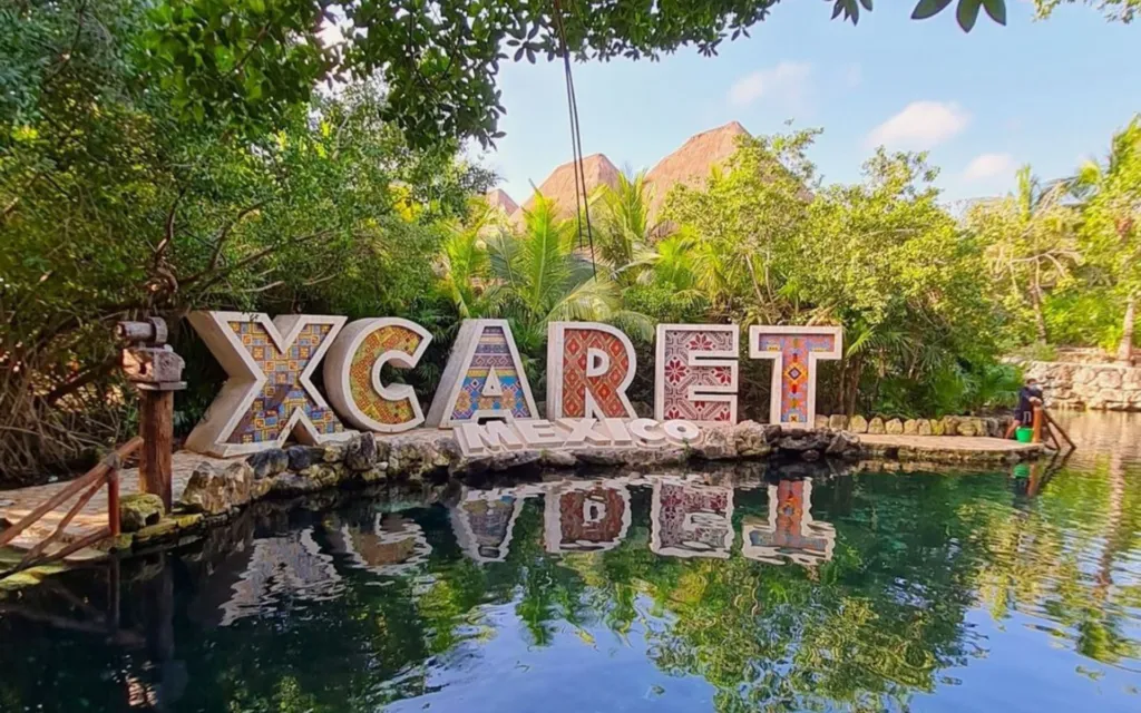 Visitantes disfrutan experiencias en Xcaret, uno de los complejos turísticos más importantes de México.