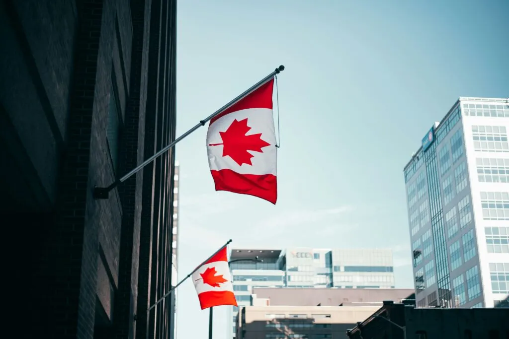 Banco de Canadá mantiene la tasa de interés en 2.25% mientras la economía muestra señales de recuperación.