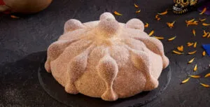 Pan de muerto exhibido en supermercado como parte de una estrategia comercial para ampliar ventas estacionales.