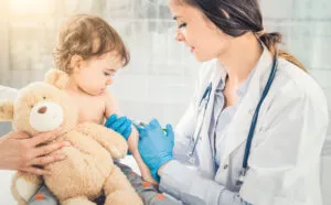 Vacunas infantiles en México muestran diferencias entre opciones gratuitas y servicios privados de alto costo.