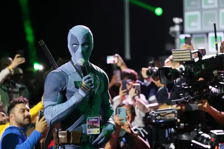 Ryan Reynolds caracterizado como Deadpool durante el panel de Avengers: Doomsday en la Comic-Con.