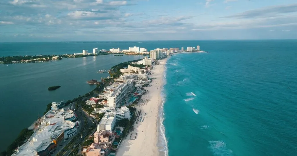 Ocupación hotelera en Cancún con alta demanda turística y crecimiento del sector durante el verano en México.