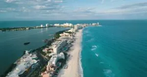 Ocupación hotelera en Cancún con alta demanda turística y crecimiento del sector durante el verano en México.