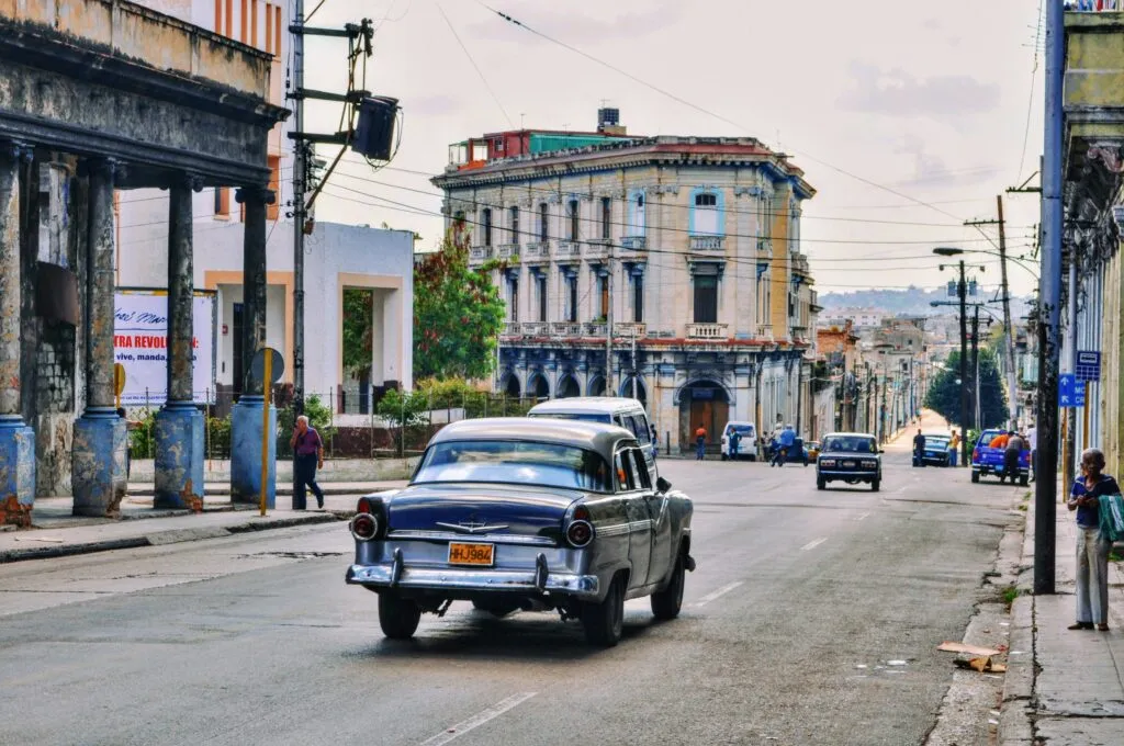 Sector privado en Cuba con nuevas oportunidades en gasolineras, farmacias e infraestructura tras las reformas económicas.
