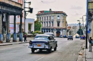 Sector privado en Cuba con nuevas oportunidades en gasolineras, farmacias e infraestructura tras las reformas económicas.