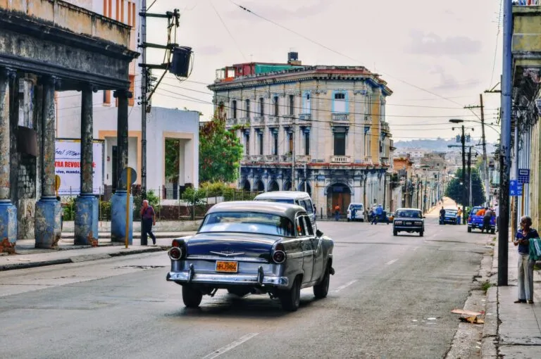 Sector privado en Cuba con nuevas oportunidades en gasolineras, farmacias e infraestructura tras las reformas económicas.