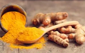 Cúrcuma utilizada en bebidas saludables y alimentos funcionales que impulsan una tendencia global.