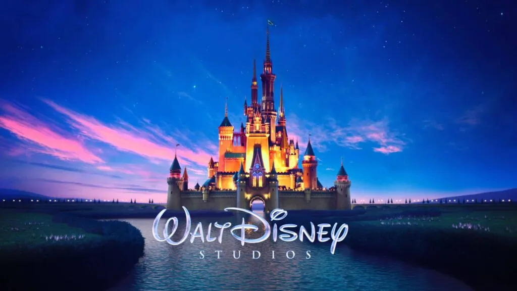 Sala de cine con una familia viendo una película animada que representa la evolución del legado de Disney.