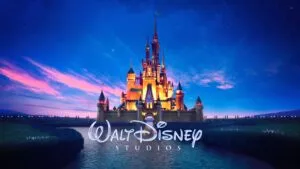 Sala de cine con una familia viendo una película animada que representa la evolución del legado de Disney.