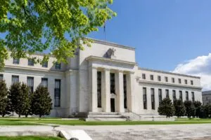 Economía de EEUU con crecimiento moderado según el Libro Beige de la Reserva Federal e inflación bajo vigilancia.