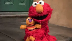 Elmo se convirtió en una de las marcas infantiles más rentables gracias a licencias y productos globales.