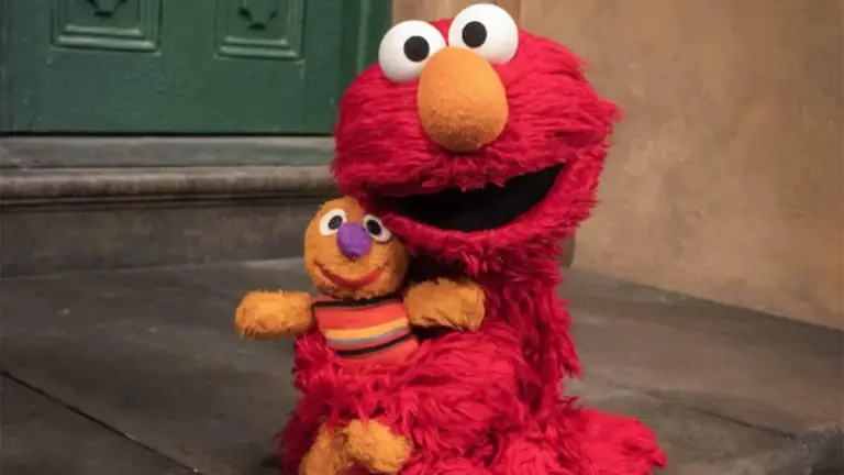 Elmo se convirtió en una de las marcas infantiles más rentables gracias a licencias y productos globales.